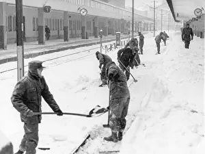 Soldiers Prints: Cold and snow drifts in Vienna 1987