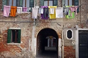 Images Dated 24th November 2014: Colourful Venetian facade