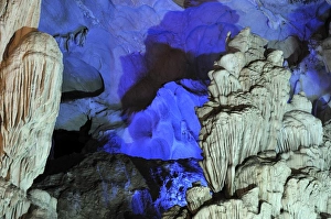 Images Dated 14th December 2009: Colourfully, illuminated rock formation in Hang Sung Sot cave, Surprise Cave, Cave of Awe
