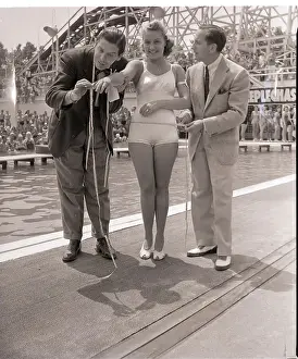 Comedians Measure Beauty Contest Winner
