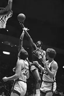 Connie Hawkins (42), Phoenix Suns, Scores Against Philadelphia