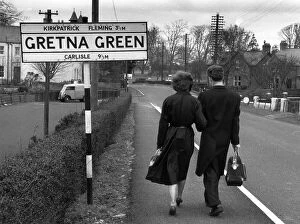 Images Dated 9th April 2016: A couple entering Gretna Green
