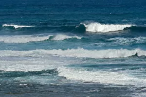 Images Dated 5th March 2013: Crashing waves in the Pacific Ocean, Kauai, Hawaii, United States