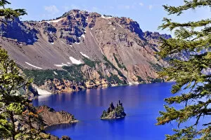 Images Dated 20th August 2011: Crater Lake with Phantom Ship Island, Crater Lake National Park, Oregon, USA