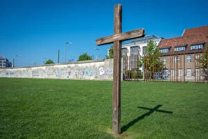 Berlin Wall (Antifascistischer Schutzwall) Collection: A cross for the fallen