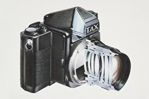 Images Dated 15th June 2006: Cross-section diagram of the lens and body of an SLR camera