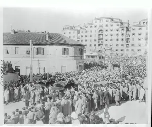 Trieste Prints: Crowd at Funeral