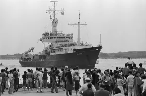 Disaster Prints: Crowd Gazing at Research Vessel Knorr near Shore