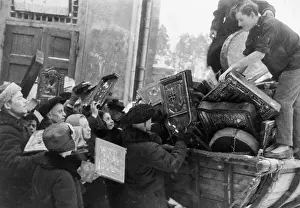 Loading Prints: Crowd Loading Religious Objects on Truck
