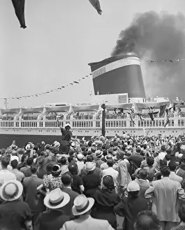 Smokestack Prints: Crowd Says Goodbye to USS United States