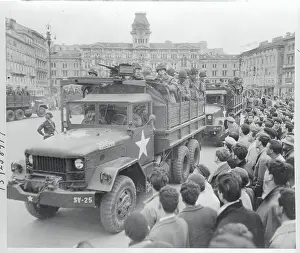 Trieste Prints: Crowd Surrounding Deployment of Soldiers