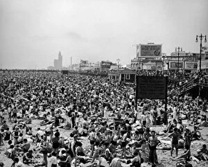 Images Dated 20th January 2016: Crowded Beaches At Coney Island