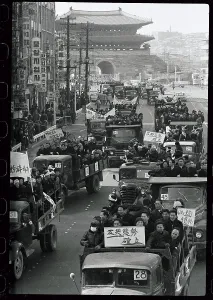 Seoul Prints: Crowded Streets in Seoul