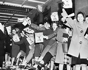 Popular Prints: Crowds Of Bobby Soxers Cheering Sinatra