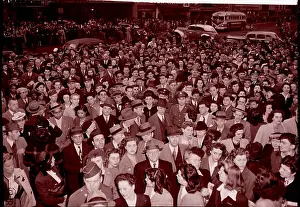 Report Prints: Crowds Hear Of Roosevelt'S Death
