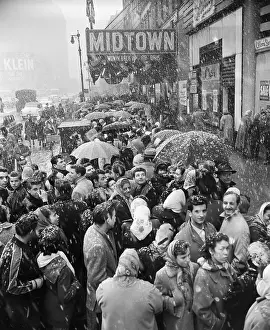 Crowds Shopping In New York In Snow