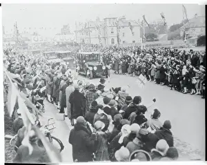 Windsor Prints: Crowds Watching Passing Cars