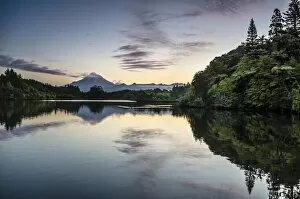 Images Dated 30th November 2011: Currently inactive volcano, Mt. Egmont, Mt. Taranaki, reflection in the reservoir of Lake