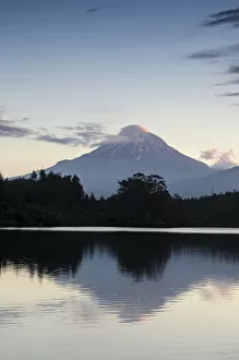 Images Dated 30th November 2011: Currently inactive volcano, Mt. Egmont, Mt. Taranaki, reflection in the reservoir of Lake