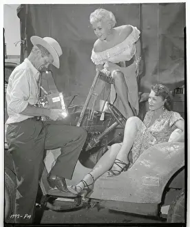 Dan Duryea Filming Vicki Raaf and Grace Lenard