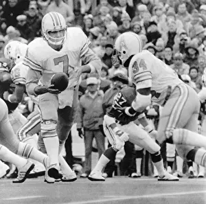 Running Back Prints: Dan Pastorini Handing Off to Earl Campbell