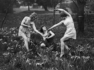 Margaret Morris Movement (MMM) Gallery: Dancers With Daffodils