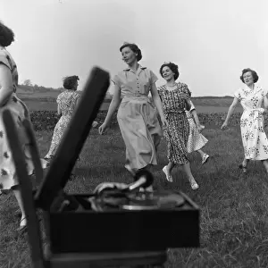 Gramophone Prints: Dancing Housewives