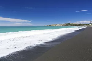 Images Dated 23rd January 2013: Dark beach with views of Kaikoura and Point Kean, Kaikoura, Canterbury Region, New Zealand