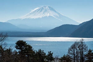 Images Dated 12th March 2015: Dazzling Fuji in spring