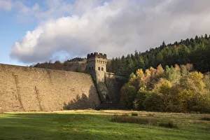 Images Dated 14th November 2017: Derwent dam at Fairholmes, Peak District, Derbyshire, England