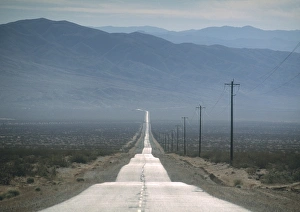 Images Dated 5th April 2006: Empty desert road
