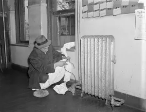 Escaping Prints: Detective Examining Rope Used by Mobster Abe Reles