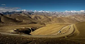 Dirt road to mount Everest basecamp