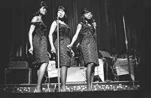 The Dixie Cups Play The Apollo