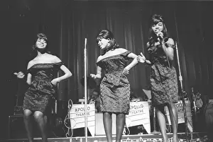 The Dixie Cups Play The Apollo