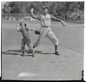 Avalon Prints: Dizzy Dean Demonstrating How to Pitch