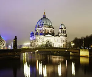 Images Dated 13th March 2009: Dome of Berlin at night