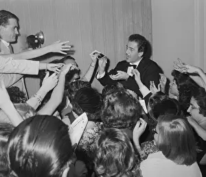 Popular Prints: Domenico Modugno Has His Hands Full