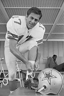 Don Meredith Preparing for Game