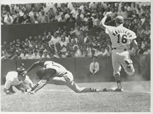 Donn Clendenon Reaching for Ball