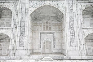 Images Dated 19th May 2016: Front Door of White Taj Mahal in a Sunny Day, India, Uttar Pradesh, Agra, Taj Mahal, dawn