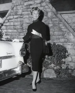 Modeling Prints: Doris Day Models Shopping Outfit Outside