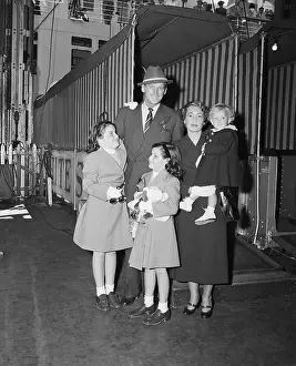 Gangway Prints: Douglas Fairbanks, Jr. with His Wife Mary Lee and Daughters
