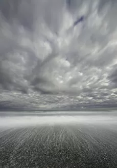 Images Dated 11th April 2010: Dramatic clouds above sea and beach, New Zealand