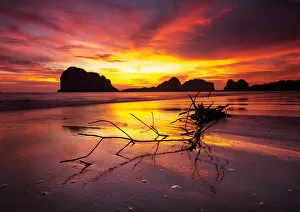 Images Dated 8th April 2014: Dramatic sunrise over the Sea of thailand