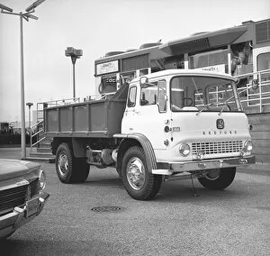 Images Dated 6th November 2006: Dump truck on parking lot, (B&W)
