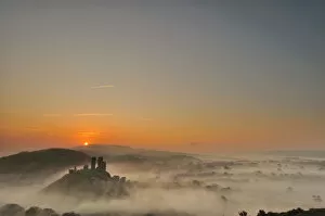 Andreas Jones Landscapes Collection: Early morning mist at Corfe castle