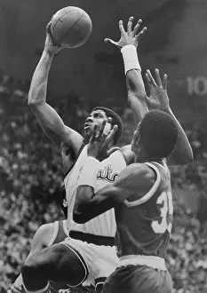 Earvin Johnson Getting Ready to Shoot