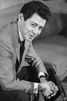 Eddie Fisher Speaking to Reporters