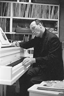 Eddy Arnold Playing his Piano with One Hand